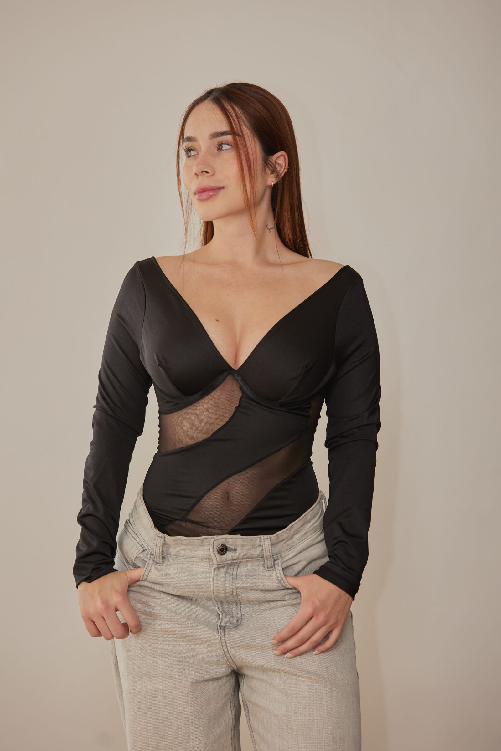 Body Cuello V – Elegancia Moderna y Silueta Definida